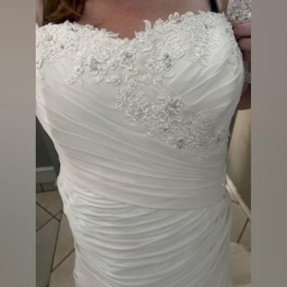 Gorgeous, plus size, off white, never worn wedding dress - Picture 2 of 9